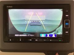 バックでの車庫入れも安心です！　リアカメラが付いているバックモニター付のナビを装備しております。操作線もついており距離感も画面から確認できます。 7