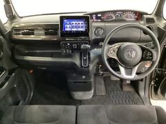 車内は光触媒抗菌消臭施工済です。スタイリッシュなデザインでスポーティなインパネ周りを演出します。グローブボックスやカップホルダーのほかにトレーなどたくさんの収納スペースが付いています。 5