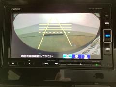 バックでの車庫入れも安心です！　リアカメラが付いているバックモニター付のナビを装備しております。操作線もついており距離感も画面から確認できます。 7