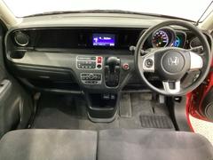 車内は光触媒抗菌消臭施工済です。インパネ周りはスタイリッシュなデザインです。グローブボックスやカップホルダーのほかにトレーなどたくさんの収納スペースが付いています。 5