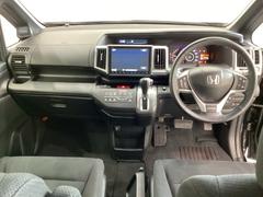車内は光触媒抗菌消臭施工済です。インパネ周りはスタイリッシュなデザインです。グローブボックスやカップホルダーのほかにトレーなどたくさんの収納スペースが付いています。 5