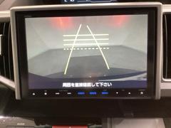 バックでの車庫入れも安心です！　リアカメラが付いているバックモニター付のナビを装備しております。操作線もついており距離感も画面から確認できます。 7