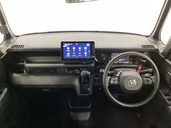 車内は光触媒抗菌消臭施工済です。スタイリッシュなデザインでスポーティなインパネ周りを演出します。グローブボックスやカップホルダーのほかにトレーなどたくさんの収納スペースが付いています。 5