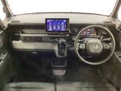 車内は光触媒抗菌消臭施工済です。スタイリッシュなデザインでスポーティなインパネ周りを演出します。グローブボックスやカップホルダーのほかにトレーなどたくさんの収納スペースが付いています。 5