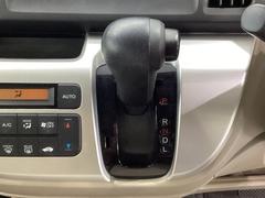 ＣＶＴ車のセレクトレバーです。低速から高速まで、変速ショックのないスムーズな走りを実現するとともに、エンジン効率のよい領域を維持することで燃費にも貢献します。 7