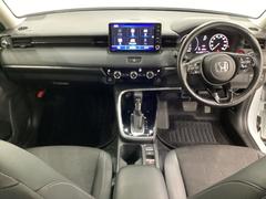 車内は光触媒抗菌消臭施工済です。インパネ周りはスタイリッシュなデザインで機能や装備も充実しています。グローブボックスやカップホルダーのほかにトレーなどたくさんの収納スペースが付いています。 5