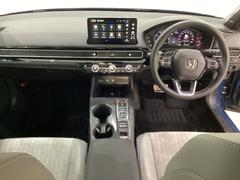 車内は光触媒抗菌消臭施工済です。インパネ周りはスタイリッシュなデザインで機能や装備も充実しています。グローブボックスやカップホルダーのほかにトレーなどたくさんの収納スペースが付いています。 5