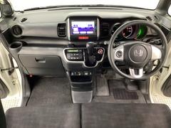 車内は光触媒抗菌消臭施工済です。スタイリッシュなデザインでスポーティなインパネ周りを演出します。グローブボックスやカップホルダーのほかにトレーなどたくさんの収納スペースが付いています。 5