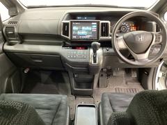 車内は光触媒抗菌消臭施工済です。スタイリッシュなデザインでスポーティなインパネ周りを演出します。グローブボックスやカップホルダーのほかにトレーなどたくさんの収納スペースが付いています。 5