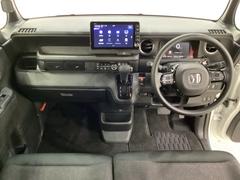 車内は光触媒抗菌消臭施工済です。インパネ周りはスタイリッシュなデザインで機能や装備も充実しています。グローブボックスやカップホルダーのほかにトレーなどたくさんの収納スペースが付いています。 5