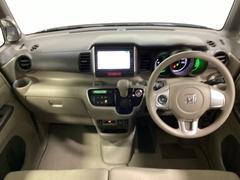 車内は光触媒抗菌消臭施工済です。インパネ周りはスタイリッシュなデザインで機能や装備も充実しています。グローブボックスやカップホルダーのほかにトレーなどたくさんの収納スペースが付いています。 4