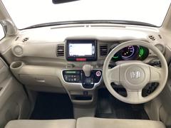 車内は光触媒抗菌消臭施工済です。インパネ周りはスタイリッシュなデザインで機能や装備も充実しています。グローブボックスやカップホルダーのほかにトレーなどたくさんの収納スペースが付いています。 4