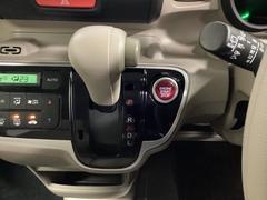 ＣＶＴ車のセレクトレバーです。低速から高速まで、変速ショックのないスムーズな走りを実現するとともに、エンジン効率のよい領域を維持することで燃費にも貢献します。 6
