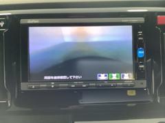 ギヤをＲ（バック）に入れるとナビの画面に後ろの映像が映るリアカメラ付です。後退時、コンディションが悪い視界でもカラーバックモニターがドライバーをサポートします。 6