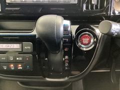 ＣＶＴ車のセレクトレバーです。低速から高速まで、変速ショックのないスムーズな走りを実現するとともに、エンジン効率のよい領域を維持することで燃費にも貢献します。 7