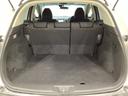 ラゲッジも広く使いやすいトランクは、開口部も広く荷物の積み下ろしもしやすいお車となっております。リアシートの背もたれは6:4の割合で分割して可倒できるので、長いお荷物などを載せることもできます。
