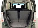開口部も広く荷物の積み下ろしもしやすいお車となっております。シートの背もたれは5:5の割合で分割して可倒できるので、長いお荷物などを載せることもできます。
