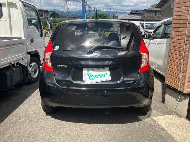 ノート Ｘ　ナビ　ＴＶ　アルミホイール　スマートキー　アイドリングストップ　電動格納ミラー　ＣＶＴ　盗難防止システム　衝突安全ボディ　ＡＢＳ　ＣＤ　ＤＶＤ再生　ＵＳＢ　ミュージックプレイヤー接続可（17枚目）