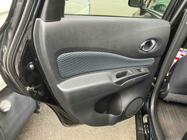 ノート Ｘ　ナビ　ＴＶ　アルミホイール　スマートキー　アイドリングストップ　電動格納ミラー　ＣＶＴ　盗難防止システム　衝突安全ボディ　ＡＢＳ　ＣＤ　ＤＶＤ再生　ＵＳＢ　ミュージックプレイヤー接続可（33枚目）