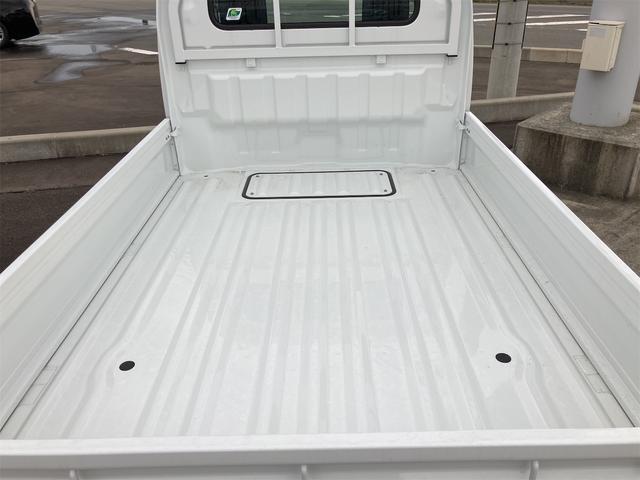 キャリイトラック ＫＣ　４ＷＤ　届け出済み未使用車　軽トラック　三方開　ＭＴ　クリアランスソナー　アイドリングストップ　オートライト　ＥＳＣ　エアコン　パワーウィンドウ　運転席エアバッグ　助手席エアバッグ　ルーフレール（9枚目）