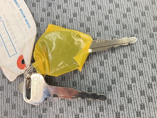 キャリイトラック ＫＣ　４ＷＤ　届け出済み未使用車　軽トラック　三方開　ＭＴ　クリアランスソナー　アイドリングストップ　オートライト　ＥＳＣ　エアコン　パワーウィンドウ　運転席エアバッグ　助手席エアバッグ　ルーフレール（67枚目）