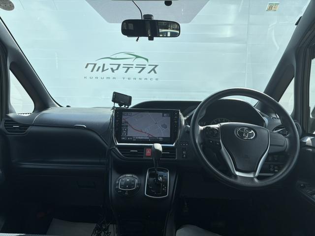ヴォクシー Ｘ　ＡＬＰＩＮＥ１１インチナビ／ＴＶ／バックカメラ／両側電動スライドドア／プッシュスタート／４ＷＤ（12枚目）