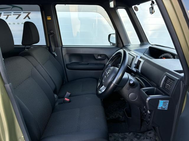 【運転席】座り心地が良いシートなので長時間の運転でも快適にお過ごしいただけます。新品のフロアマットのご注文も可能です。掲載箇所以外にご希望の写真がございましたらお気軽にお問い合わせ下さい。