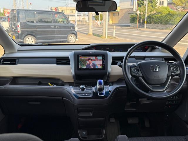 フリードハイブリッド ハイブリッド・Ｇホンダセンシング　４ＷＤ　純正ナビ　フルセグＴＶ　Ｂｌｕｅｔｏｏｔｈ　バックカメラ　純正エンジンスターター　ＥＴＣ　両側パワースライドドア（2枚目）