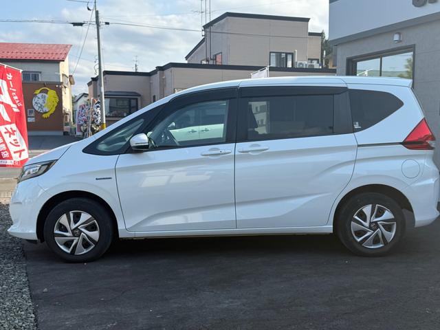 フリードハイブリッド ハイブリッド・Ｇホンダセンシング　４ＷＤ　純正ナビ　フルセグＴＶ　Ｂｌｕｅｔｏｏｔｈ　バックカメラ　純正エンジンスターター　ＥＴＣ　両側パワースライドドア（16枚目）
