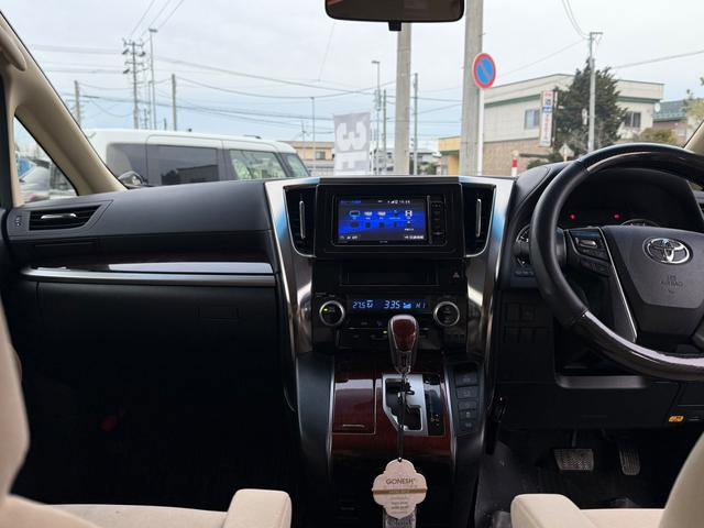 アルファード ２．５Ｘ　４ＷＤ　ナビ　フルセグＴＶ　Ｂｌｕｅｔｏｏｔｈ　左右パワースライドドア　ＥＴＣ　後席モニター　３列シート　８人乗り（8枚目）
