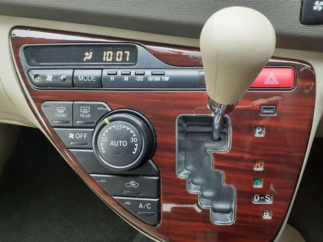 アイシス １．８　Ｌ　４ＷＤ　片側電動スライドドア　ナビ　バックカメラ　Ｅ　フルセグＴＶ　Ｂカメラ　切り替え４ＷＤ　横滑り防止　ＤＶＤ再生　盗難防止装置　オートエアコン　ＡＢＳ　ＥＴＣ　スマートキー（9枚目）