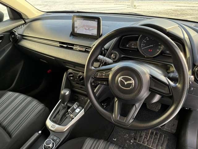 シンプルなデザインのステアリングはです。