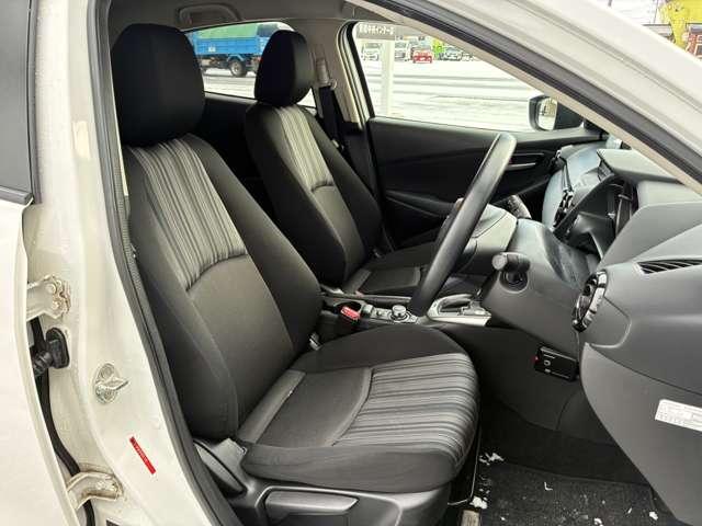 フロントシートに多少の使用感が見られますが、問題なくお使いいただけます。