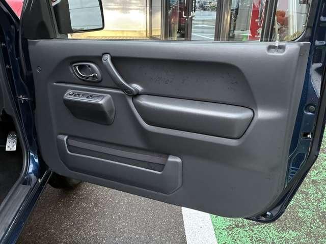 ジムニー ６６０　ＸＧ　４ＷＤ　５速マニュアル車　ＥＴＣ　ＷエアＢ　キーレス付き　ターボモデル　運転席エアバック　ＥＴＣ付　パワーウインドー　ＡＢＳ付き　エアコンパワステ　パワーステアリング　４ｗｄ（12枚目）