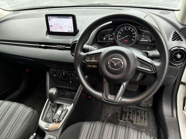 ＭＡＺＤＡ２ １．５　１５Ｓ　４ＷＤ　追突防止装置　アドバンストキー　メモリーナビ　横滑り防止　オートエアコン　コーナーセンサー　ＥＴＣ　４ＷＤ　アイドリングストップ　バックカメラ　盗難防止装置　ナビ　ワンオーナー車（5枚目）