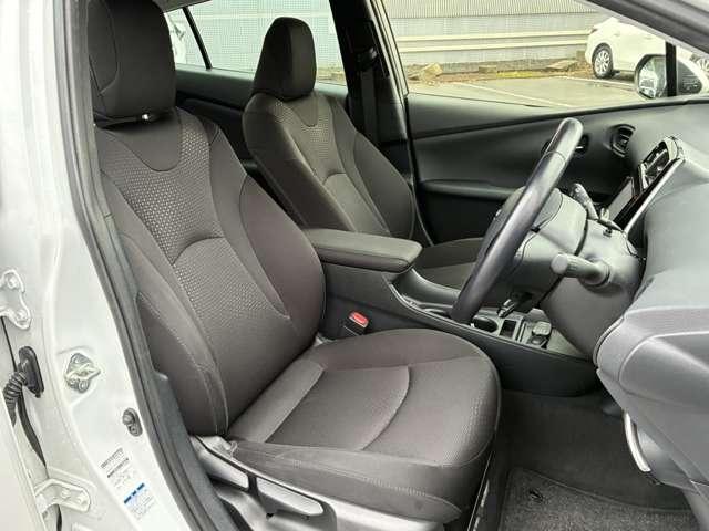 プリウス １．８　Ｓ　Ｅ－Ｆｏｕｒ　４ＷＤ　衝突軽減　追従クルコン　ソナー　４ｗｄ　エアコン　ナビ　バックガイドモニター　ＥＴＣ車載器　盗難防止システム　メモリナビ　パワーステアリング　カーテンエアバック　ワンオーナー　ＡＢＳ　エアバッグ（7枚目）