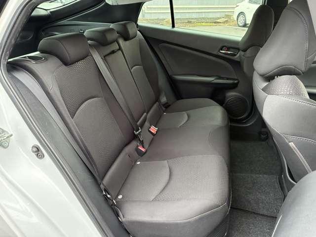 プリウス １．８　Ｓ　Ｅ－Ｆｏｕｒ　４ＷＤ　衝突軽減　追従クルコン　ソナー　４ｗｄ　エアコン　ナビ　バックガイドモニター　ＥＴＣ車載器　盗難防止システム　メモリナビ　パワーステアリング　カーテンエアバック　ワンオーナー　ＡＢＳ　エアバッグ（9枚目）