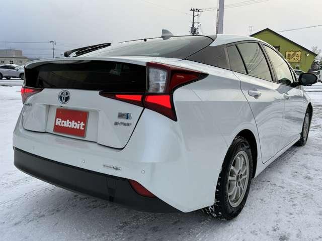 プリウス １．８　Ｓ　Ｅ－Ｆｏｕｒ　４ＷＤ　衝突軽減　追従クルコン　ソナー　４ｗｄ　エアコン　ナビ　バックガイドモニター　ＥＴＣ車載器　盗難防止システム　メモリナビ　パワーステアリング　カーテンエアバック　ワンオーナー　ＡＢＳ　エアバッグ（4枚目）