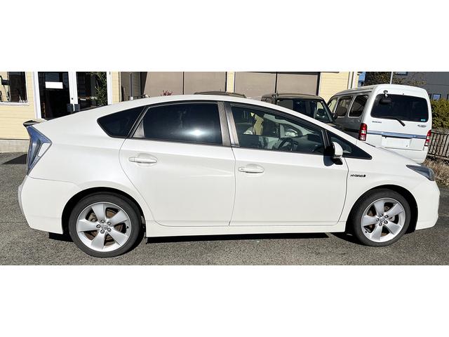 プリウス Ｓ　寒冷地仕様車　ツーリング１７インチ　キーロック連動ミラー格納　社外地デジナビ　エンジンスターター　ＬＥＤライト　ベロフ　ＬＥＤフォグ　ベロフ２カラー切替球　ＶＲＸ２スタッドレス付き！（4枚目）