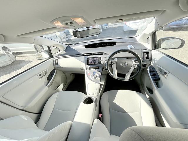 プリウス Ｓ　寒冷地仕様車　ツーリング１７インチ　キーロック連動ミラー格納　社外地デジナビ　エンジンスターター　ＬＥＤライト　ベロフ　ＬＥＤフォグ　ベロフ２カラー切替球　ＶＲＸ２スタッドレス付き！（6枚目）