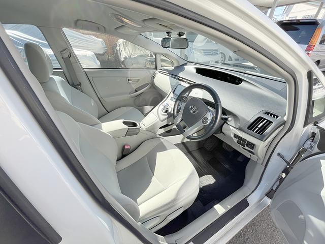 プリウス Ｓ　寒冷地仕様車　ツーリング１７インチ　キーロック連動ミラー格納　社外地デジナビ　エンジンスターター　ＬＥＤライト　ベロフ　ＬＥＤフォグ　ベロフ２カラー切替球　ＶＲＸ２スタッドレス付き！（7枚目）