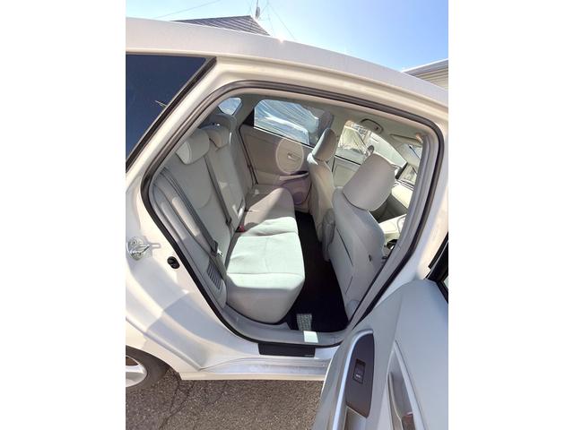 プリウス Ｓ　寒冷地仕様車　ツーリング１７インチ　キーロック連動ミラー格納　社外地デジナビ　エンジンスターター　ＬＥＤライト　ベロフ　ＬＥＤフォグ　ベロフ２カラー切替球　ＶＲＸ２スタッドレス付き！（8枚目）