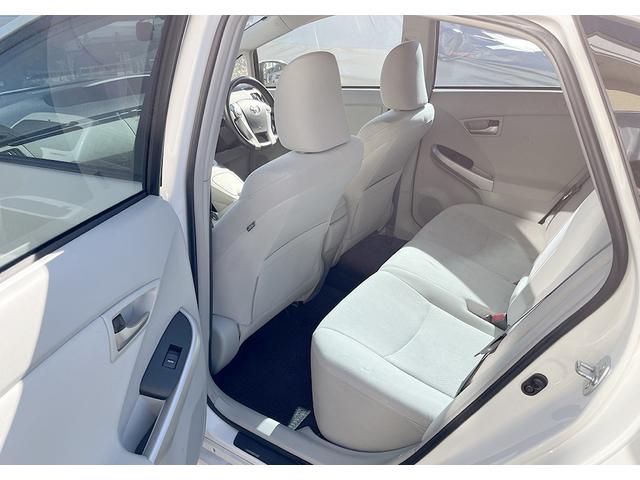 プリウス Ｓ　寒冷地仕様車　ツーリング１７インチ　キーロック連動ミラー格納　社外地デジナビ　エンジンスターター　ＬＥＤライト　ベロフ　ＬＥＤフォグ　ベロフ２カラー切替球　ＶＲＸ２スタッドレス付き！（10枚目）