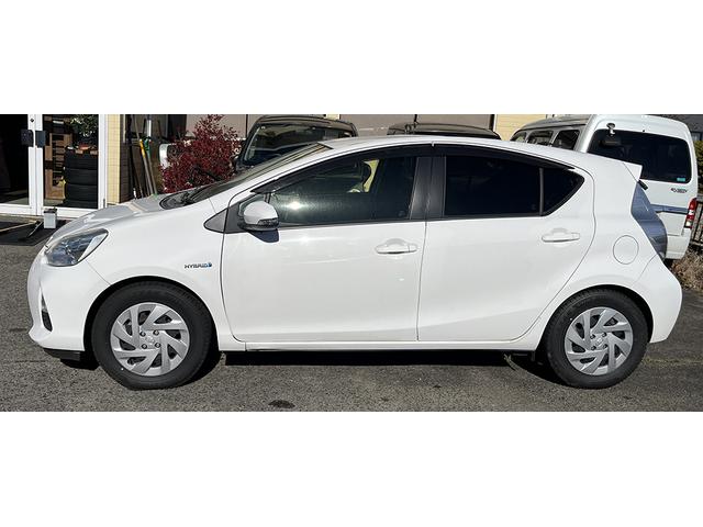 アクア Ｇ　寒冷地仕様車　シートヒーター付　エンスタ付　純正オプション地デジナビ　Ｇグレード皮ハンドル　フロントガラスとサイドミラーにヒーター搭載！スタッドレスＶＲＸ２付！内外綺麗で助手席下部に凹み程度です（4枚目）