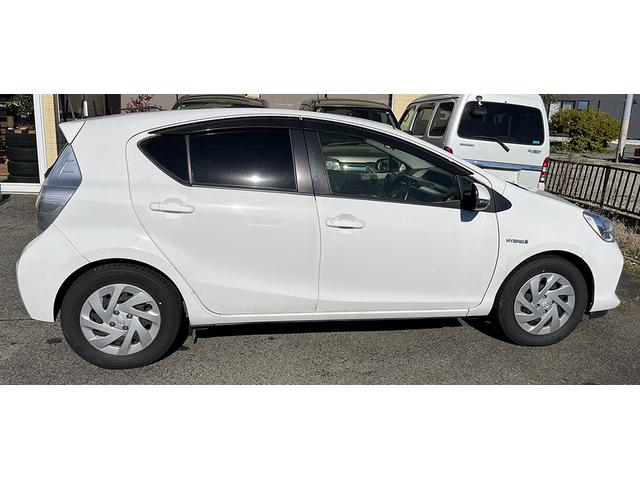 アクア Ｇ　寒冷地仕様車　シートヒーター付　エンスタ付　純正オプション地デジナビ　Ｇグレード皮ハンドル　フロントガラスとサイドミラーにヒーター搭載！スタッドレスＶＲＸ２付！内外綺麗で助手席下部に凹み程度です（5枚目）