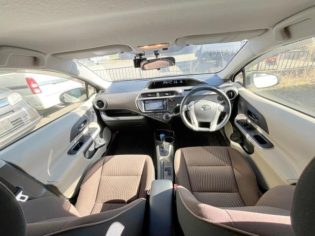 アクア Ｇ　寒冷地仕様車　シートヒーター付　エンスタ付　純正オプション地デジナビ　Ｇグレード皮ハンドル　フロントガラスとサイドミラーにヒーター搭載！スタッドレスＶＲＸ２付！内外綺麗で助手席下部に凹み程度です（6枚目）