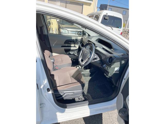 アクア Ｇ　寒冷地仕様車　シートヒーター付　エンスタ付　純正オプション地デジナビ　Ｇグレード皮ハンドル　フロントガラスとサイドミラーにヒーター搭載！スタッドレスＶＲＸ２付！内外綺麗で助手席下部に凹み程度です（7枚目）