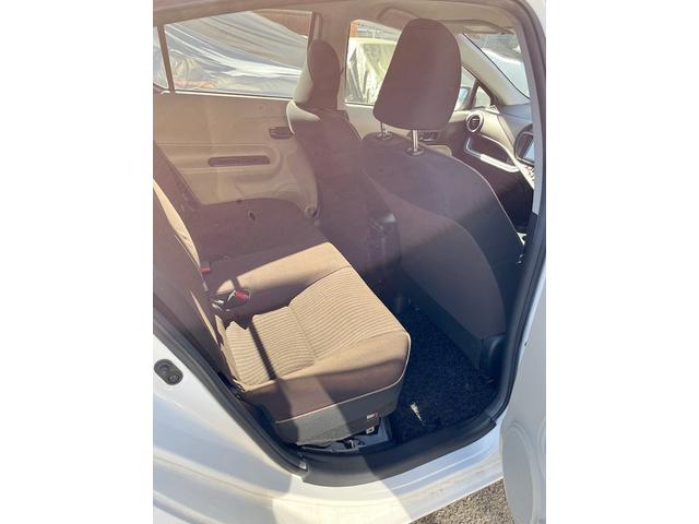 アクア Ｇ　寒冷地仕様車　シートヒーター付　エンスタ付　純正オプション地デジナビ　Ｇグレード皮ハンドル　フロントガラスとサイドミラーにヒーター搭載！スタッドレスＶＲＸ２付！内外綺麗で助手席下部に凹み程度です（8枚目）