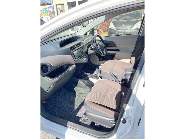 アクア Ｇ　寒冷地仕様車　シートヒーター付　エンスタ付　純正オプション地デジナビ　Ｇグレード皮ハンドル　フロントガラスとサイドミラーにヒーター搭載！スタッドレスＶＲＸ２付！内外綺麗で助手席下部に凹み程度です（9枚目）