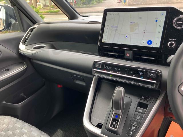 ヴォクシー ハイブリッドＳ－Ｚ　４ＷＤ　ドライブレコーダー　全周囲カメラ　ナビ　ＴＶ　クリアランスソナー　オートクルーズコントロール　レーンアシスト　パークアシスト　衝突被害軽減システム　両側電動スライドドア（4枚目）